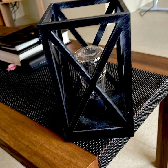 Two lamps that can hang on the wall sit on a table very nice - Picture 1 of 1